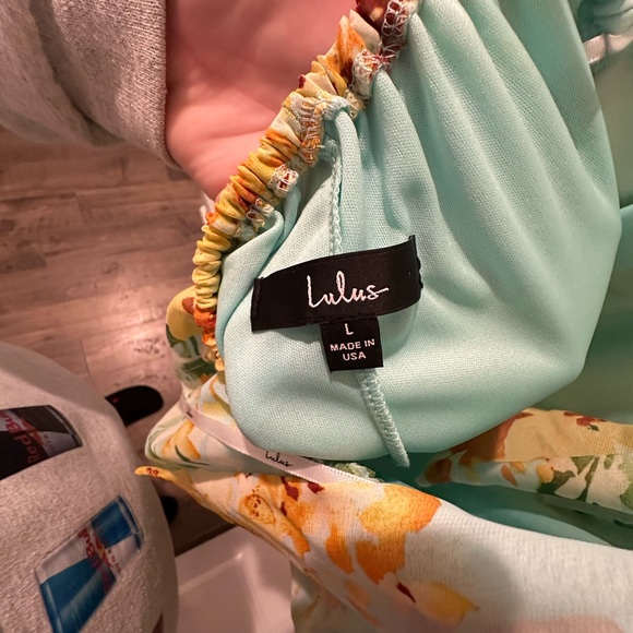 Floral mini dress with back cutout - Picture 3 of 6